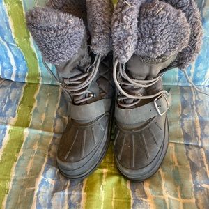 Bearpaw snow boots .  10